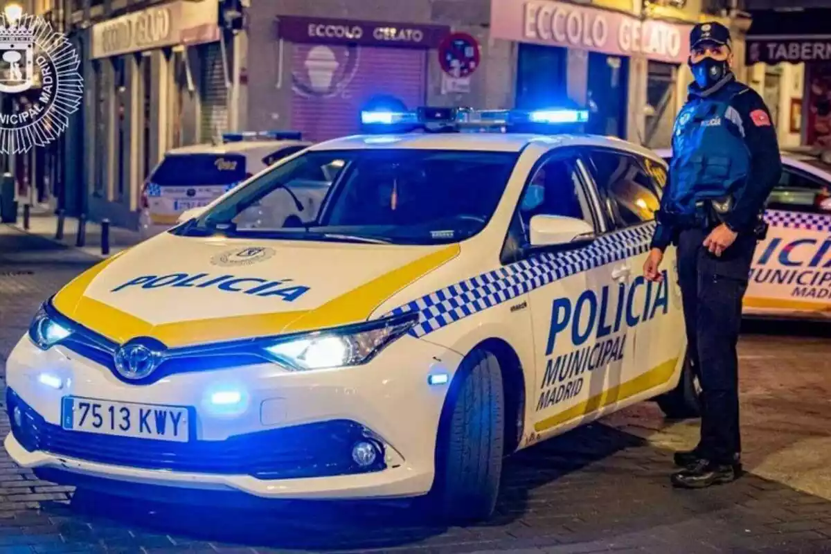 Un agent i un cotxe de la Policia Municipal de Madrid al carrer
