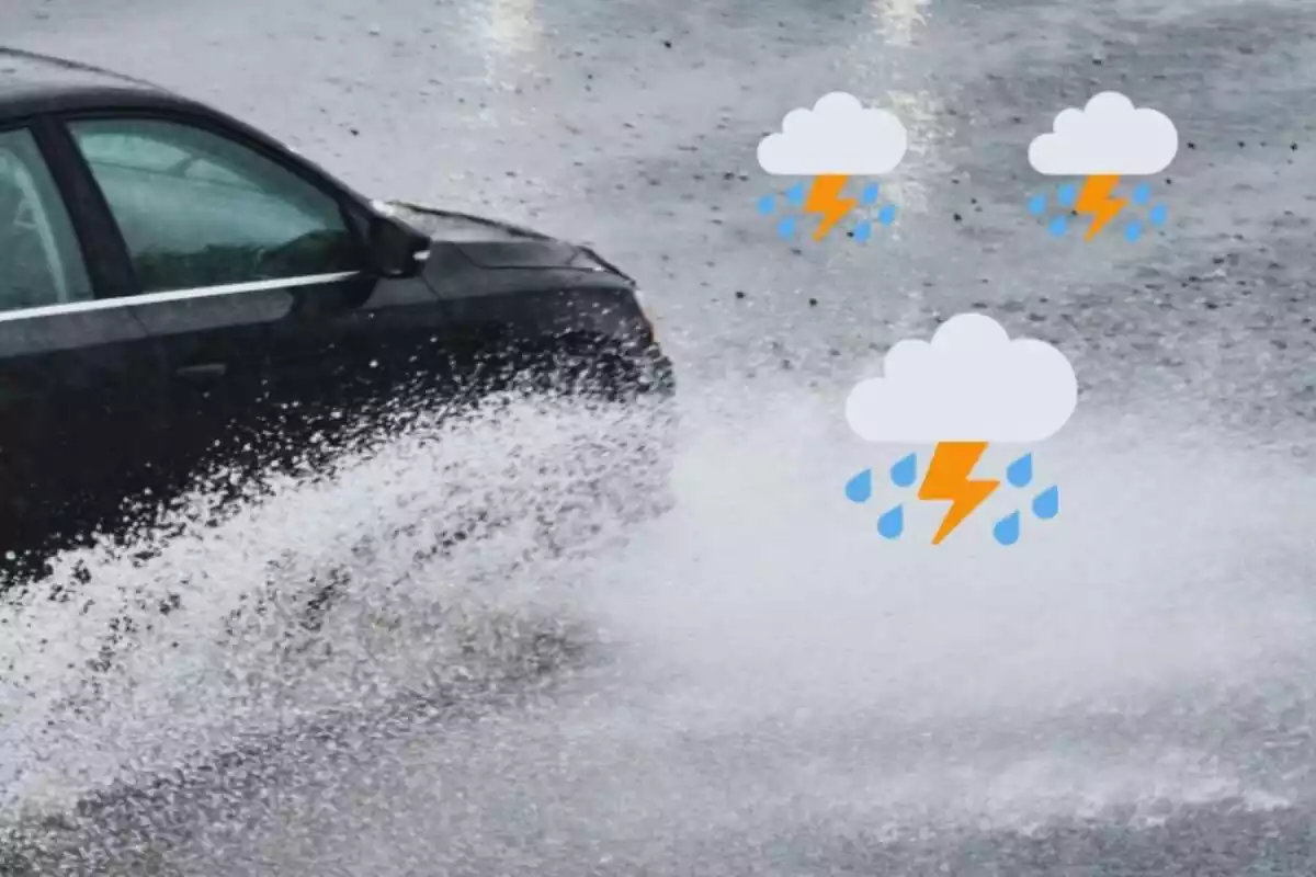Muntatge amb un cotxe travessant un toll d'aigua i símbols de tempesta