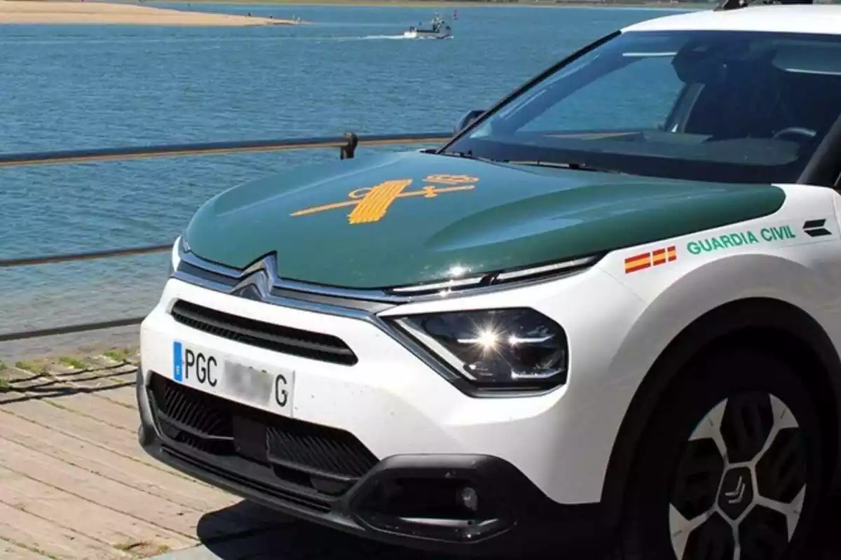 Cotxe de la Guàrdia Civil davant del mar