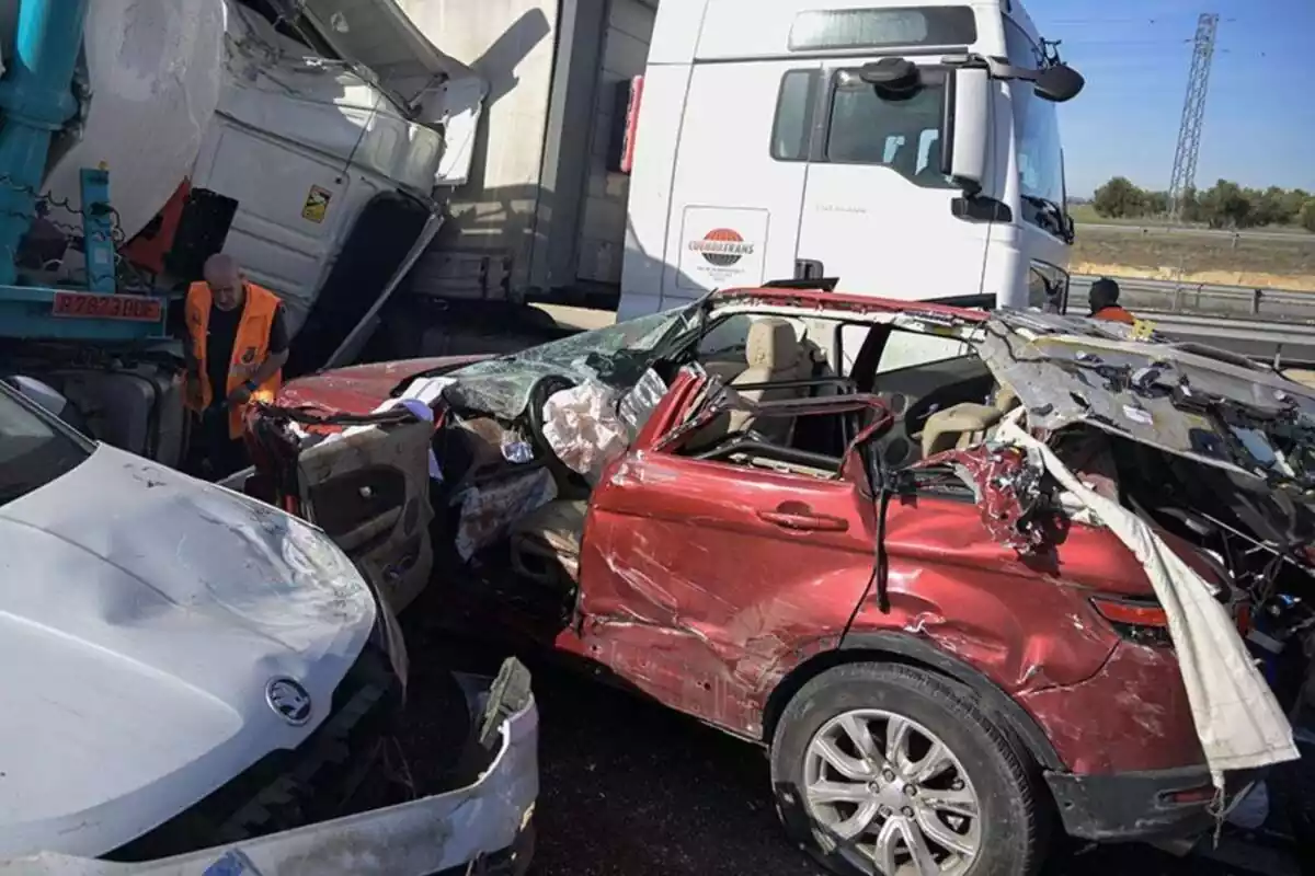 Imatge del cotxe destrossat després de l'accident que van patir dos sevillistes de camí a un partit de la Copa del Rei