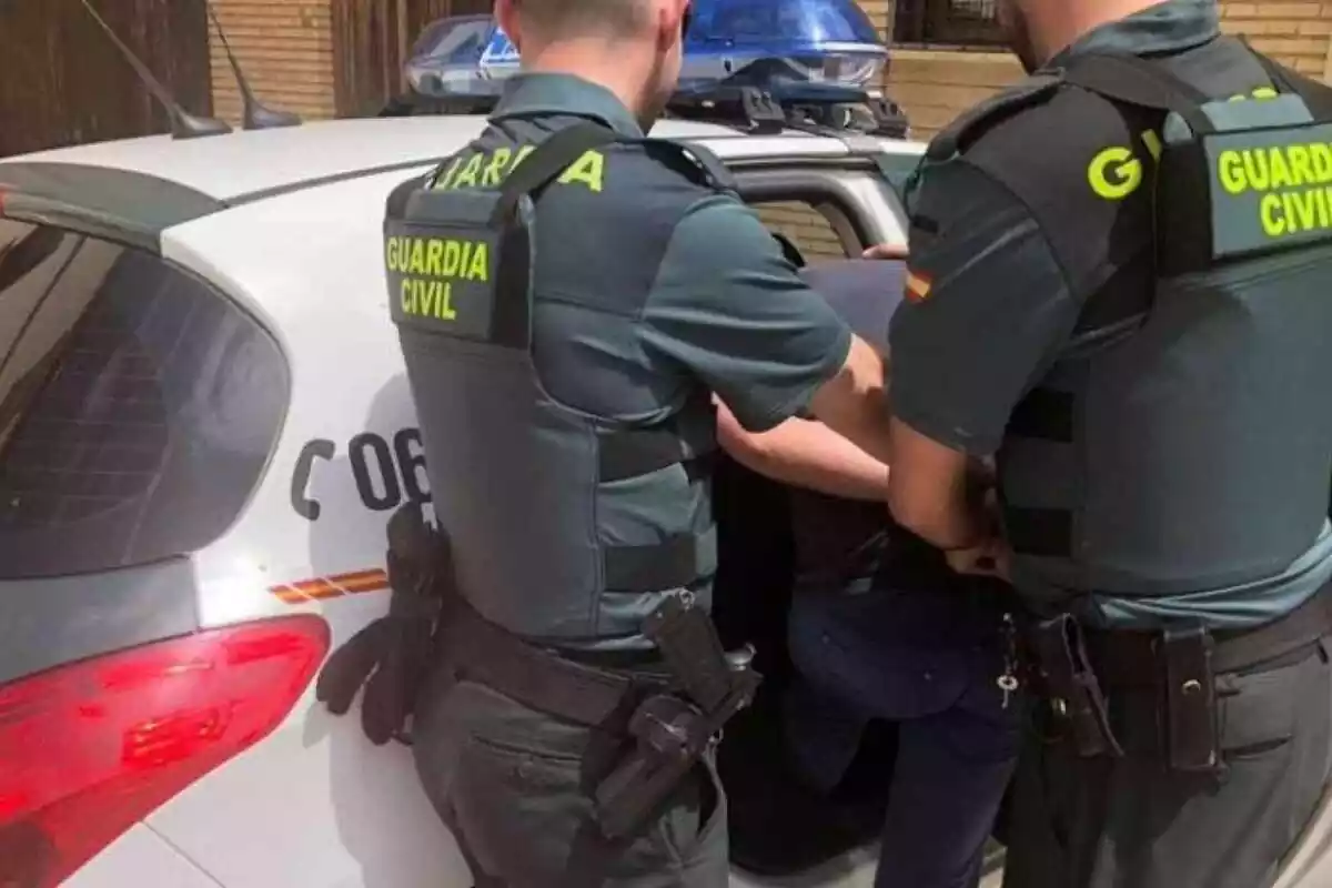 Guàrdia Civil mentint dins un cotxe una persona