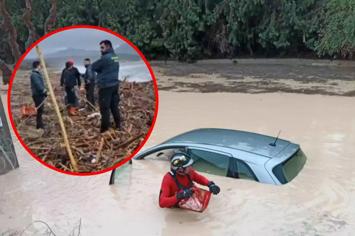 Un rescatador amb equip de protecció és a l'aigua al costat d'un automòbil parcialment submergit mentre un grup de persones es troba en una zona amb runes en un requadre.