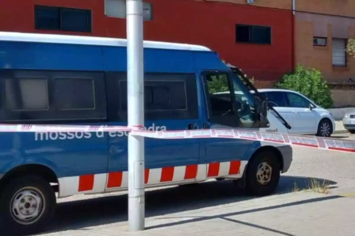 Imatge d´un cotxe dels Mossos d´Esquadra a Camp Clar, Tarragona, on ha tingut lloc el tiroteig