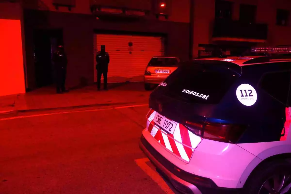 Cotxe de Mossos d'Esquadra davant del domicili de la dona assassinada a Torroella de Montgrí (Girona)