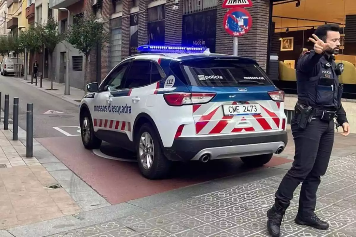 Cotxe de Mosos d'Esquadra a prop de la seu de Vox a Barcelona