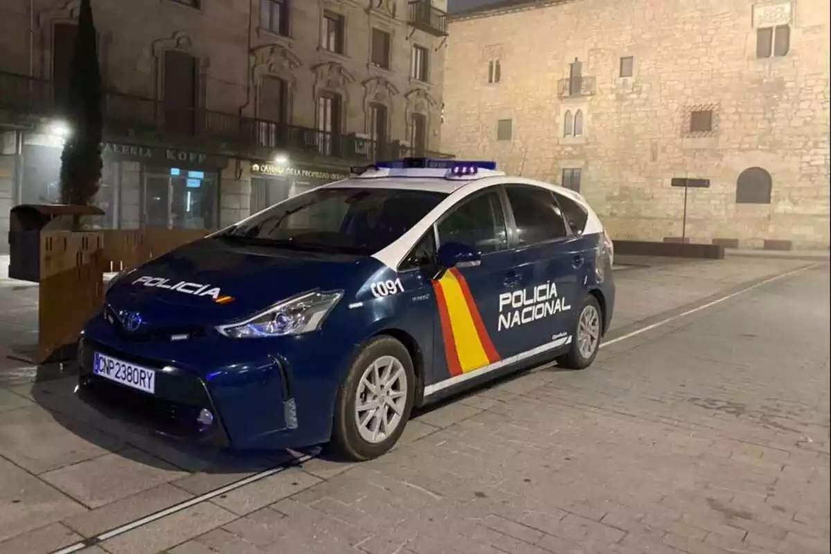 Un cotxe de policia nacional aparcat al carrer