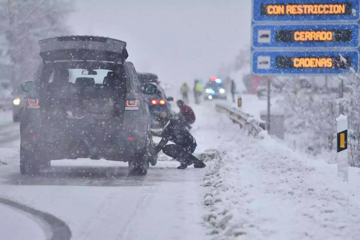 Imatge de diversos cotxes aturats i amb problemes per circular a una carretera nevada a Espanya
