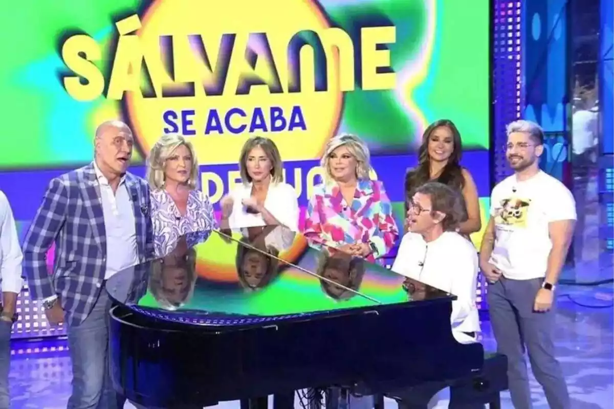 Kiko Matamoros, Lydia Lozano, María Patiño, Terelu Campos, Carmen Alcayde i Miguel Frigenti cantant al piano a Sálvame amb Alejandro Abad