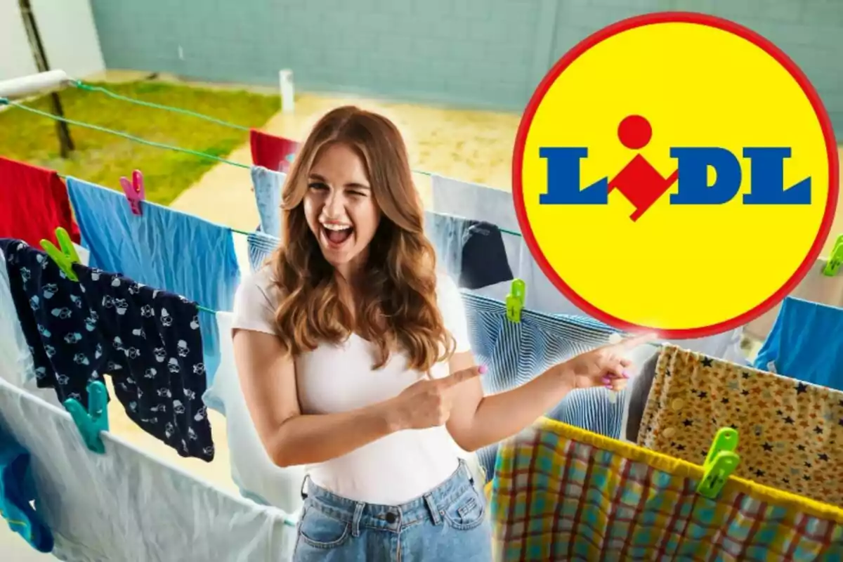 Dona somrient i assenyalant el logotip de Lidl mentre està al costat d'un estenedor amb roba penjada.