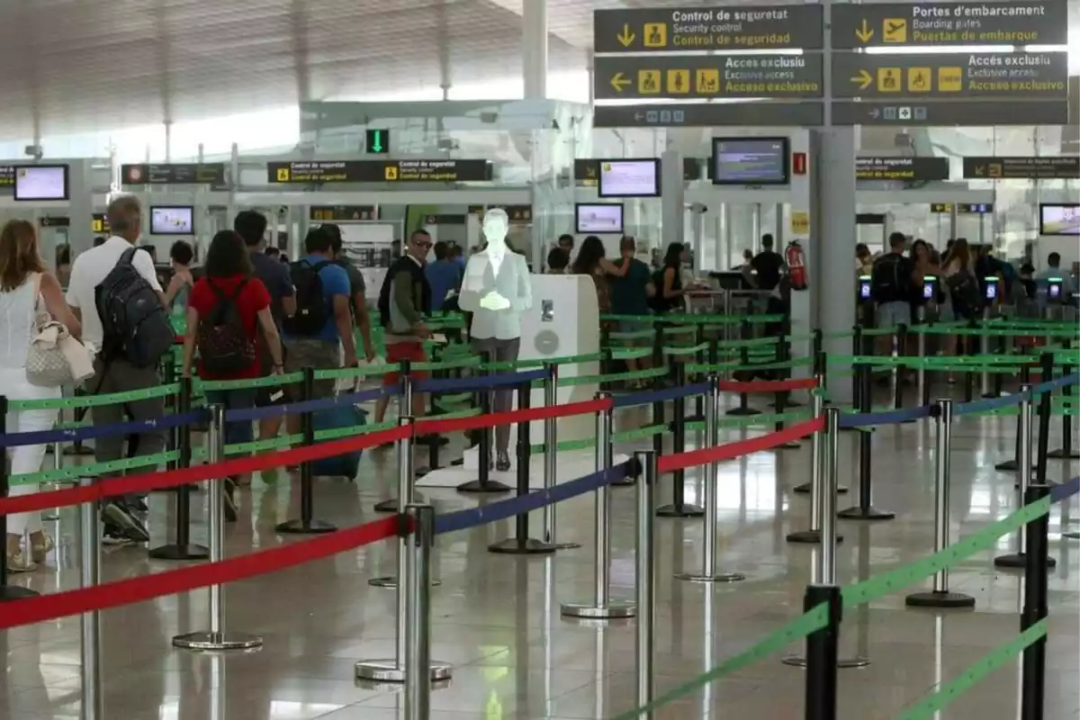 Imatge del control de seguretat de l'aeroport d'El Prat