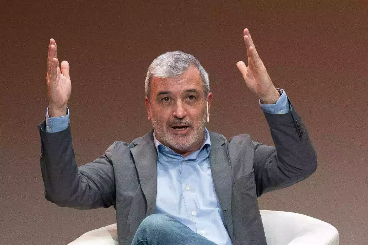 Jaume Collboni durant un debat electoral amb els braços aixecats donant expliacions