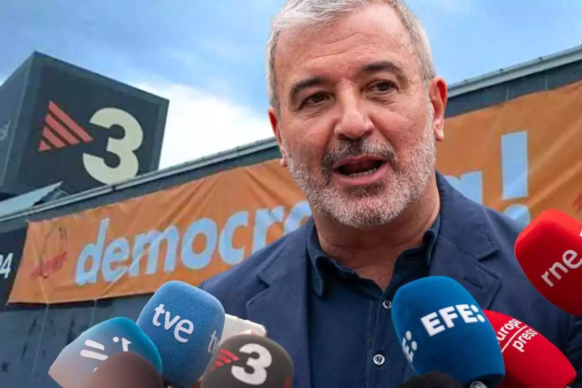 Muntatge amb Jaume Collboni a primer pla i l'edifici de TV3 de fons amb una pancarta amb el lema democràcia