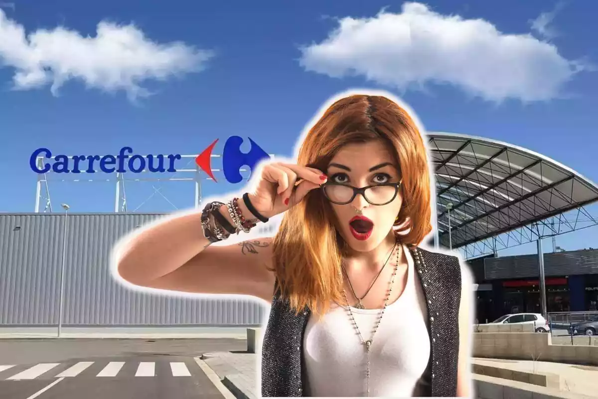 Silueta bust de dona sorpresa baixant-se les ulleres sobre fons pàrquing de Carrefour