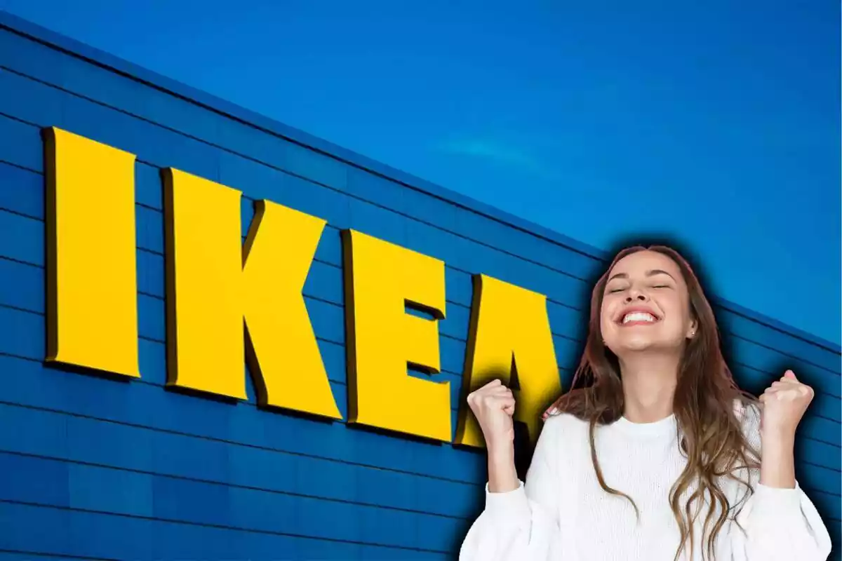 Dona morena de blanc alegrant-se d'alguna cosa sobre fons d'Ikea