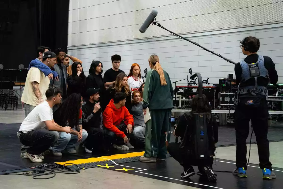 Fotografía de los concursantes de OT 2023 ensayando durante la gira con Vicky Gómez: Denna, Paul Thin, Omar, Bea, Juanjo Bona, Salma, Martin Urrutia, Lucas, Naiara, Álvaro Mayo, Cris, Ruslana, Suzete, Chiara, Álex Márquez y Violeta