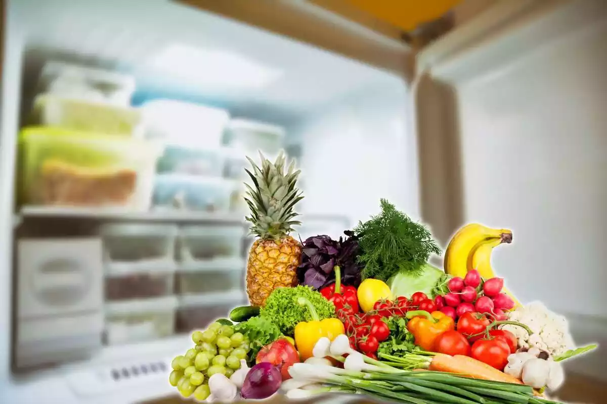 Congelador amb menjar congelat i fruites i verdures davant