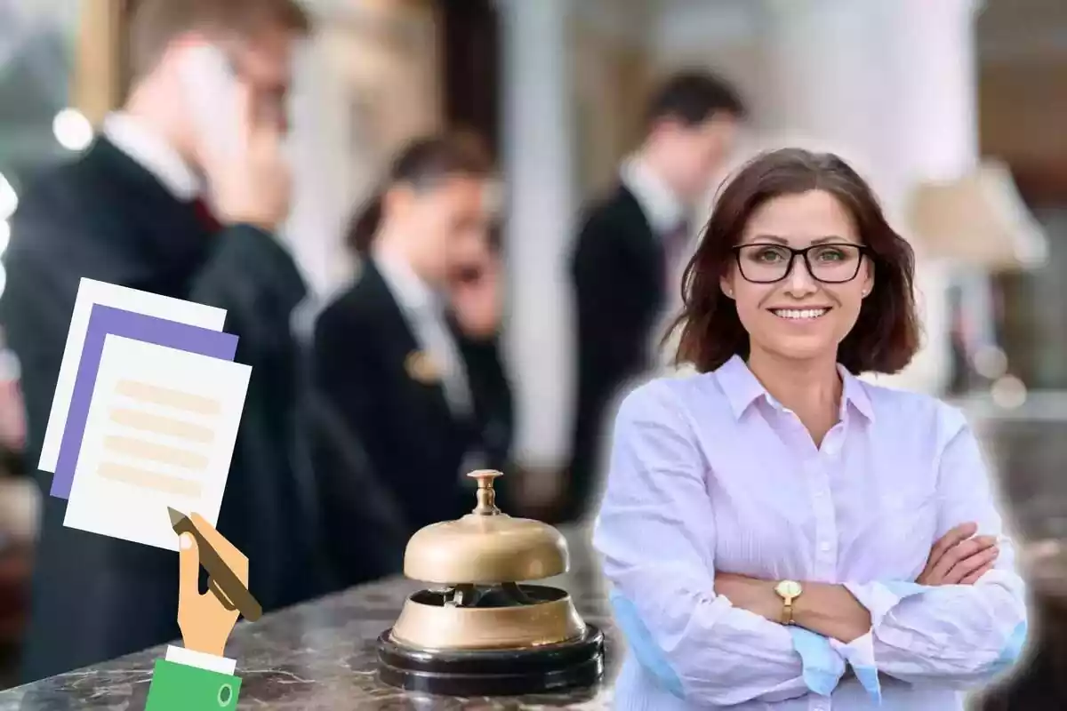 Imatge de fons de diverses persones treballadores d'un hotel, a la recepció, una altra imatge d'una dona somrient en primer pla i una emoticona d'una mà signant diversos papers