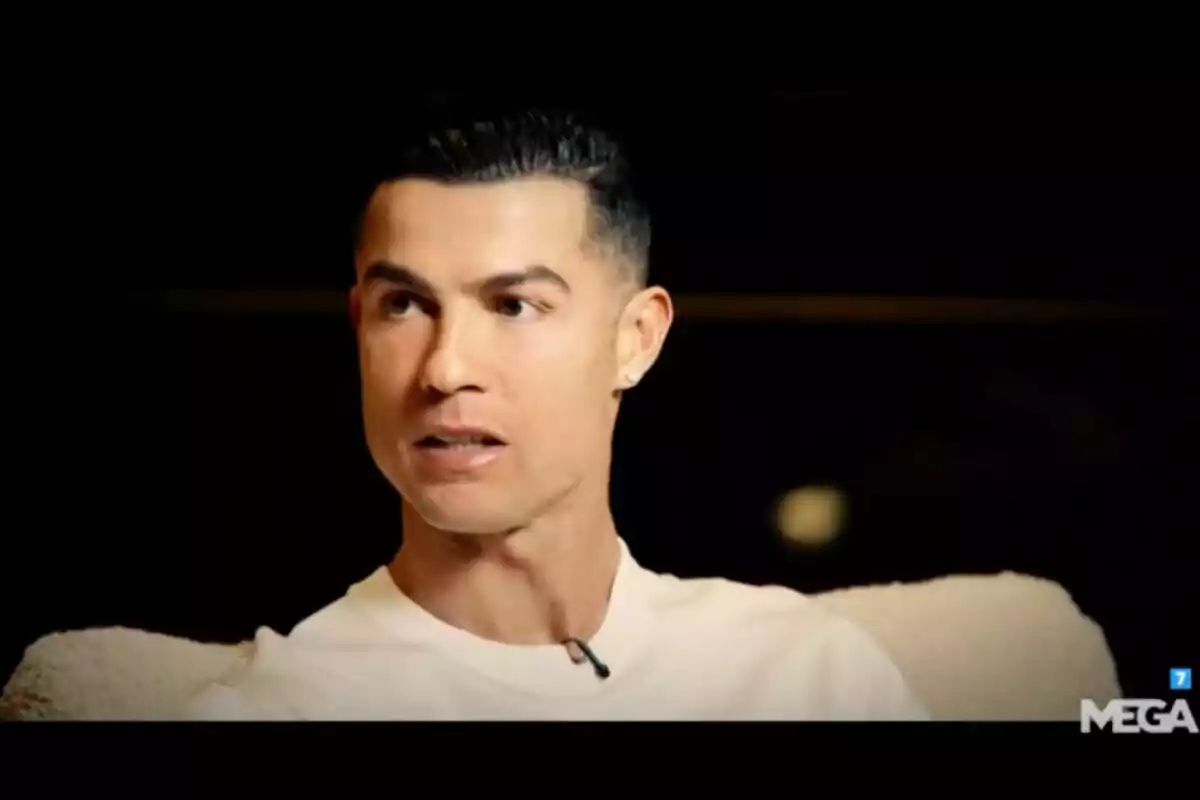 Cristiano Ronaldo con camiseta blanca aparece en una entrevista en 'Los amigos de Edu'.