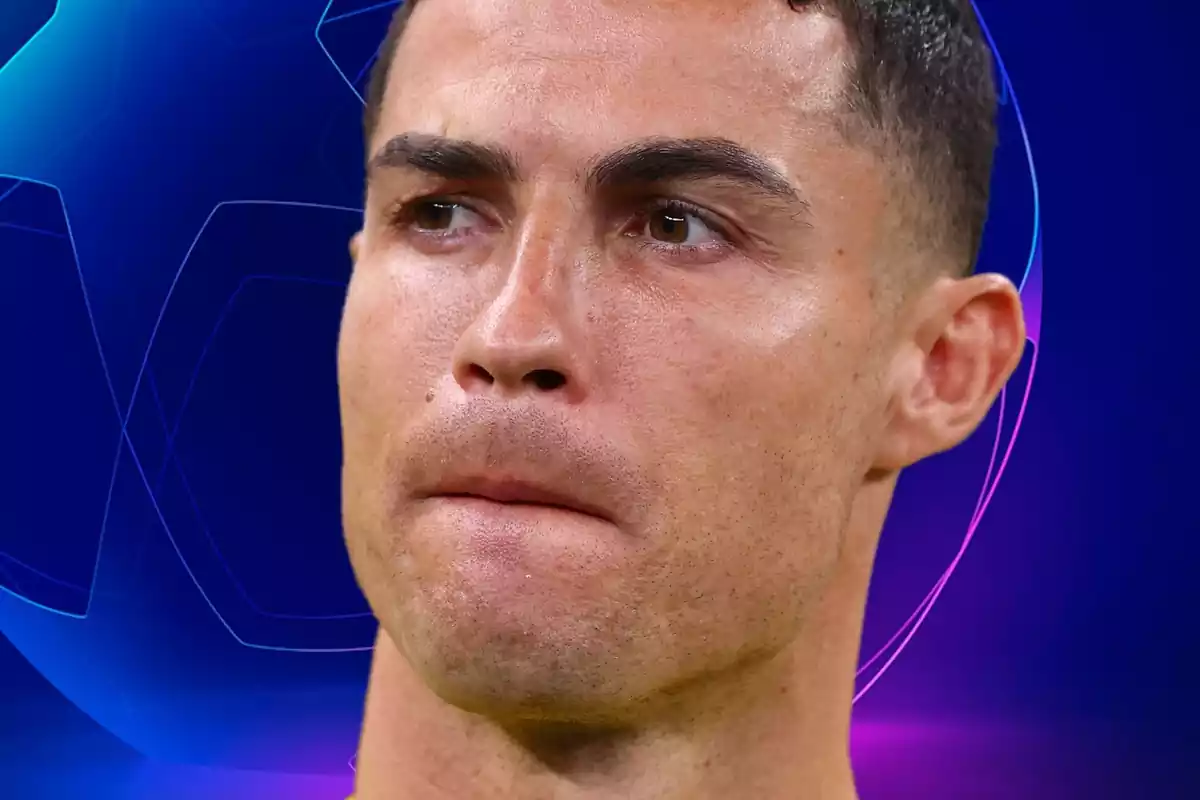 Cristiano Ronaldo mira a un costat en primer pla amb un fons de la Champions League