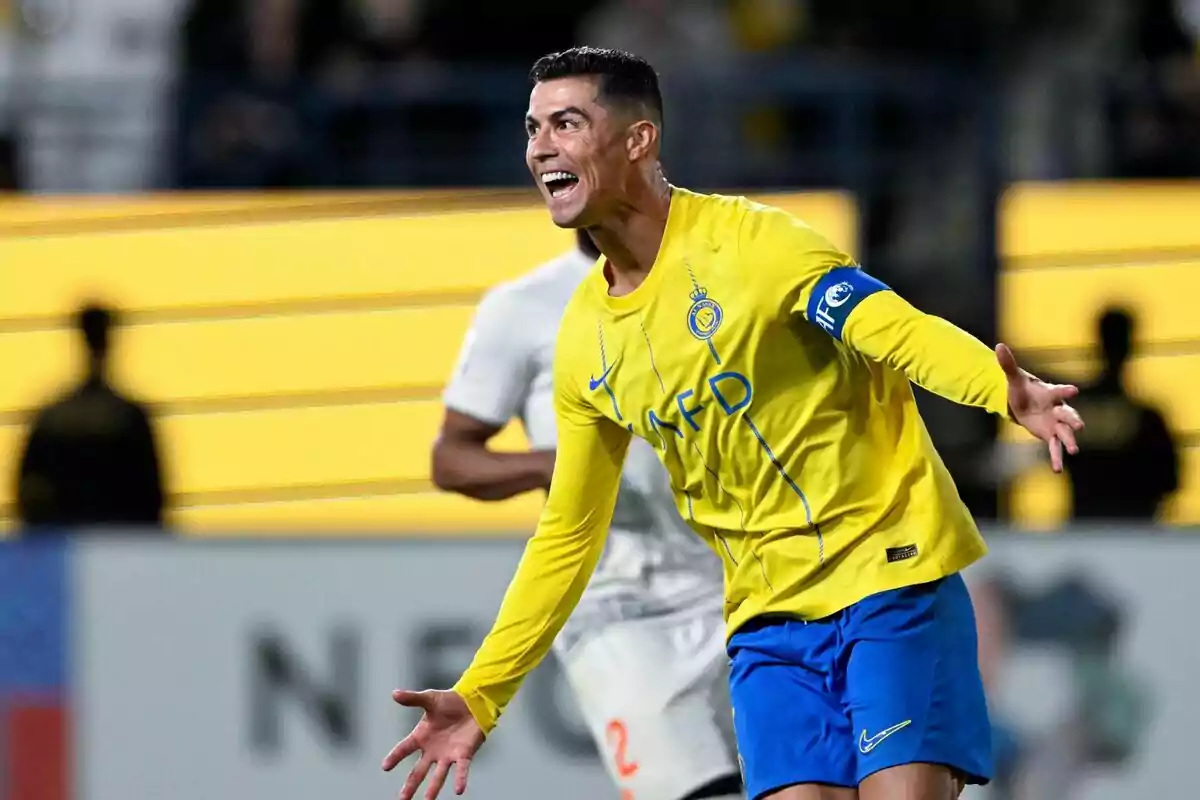 Cristiano Ronaldo celebrant un gol amb uniforme groc i blau en un estadi.