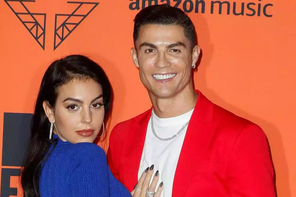 Cristiano Ronaldo i la seva dona, Georgina Rodríguez, posant junts a un photocall de Amazon Music