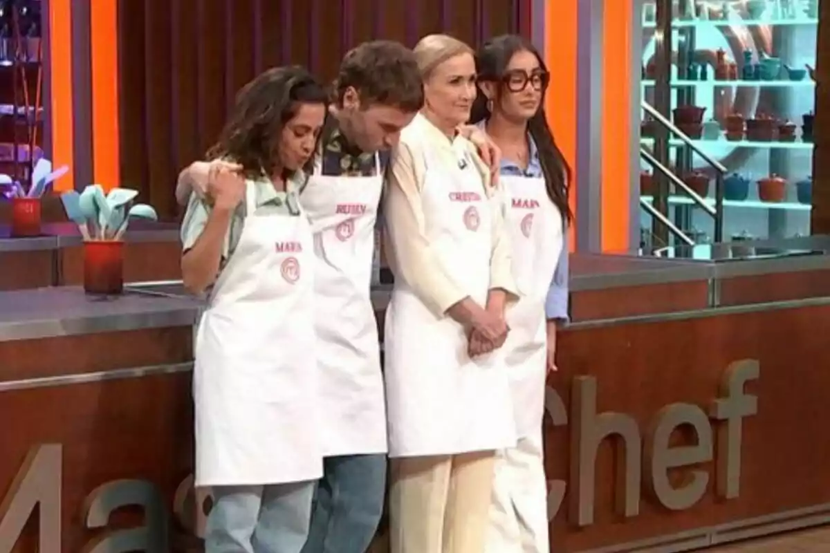 Marina Rivers, María León, Cristina Cifuentes i Rubén Ochandiano amb davantals de cuina a MasterChef Celebrity.