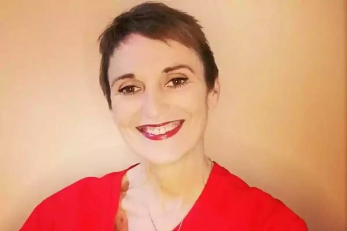 Cristina Fenollar, de cabell curt i fosc, somriu a la càmera, porta una samarreta vermella i es troba davant d’un fons beix. Cristina Fenollar, de cabell curt i fosc, somriu a la càmera, porta una samarreta vermella i es troba davant d’un fons beix.