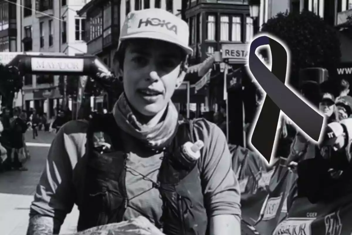 Cristina Saturnino amb gorra i roba esportiva en un carrer concorregut amb un llaç negre de dol al costat. Cristina Saturnino amb gorra i roba esportiva en un carrer concorregut amb un llaç negre de dol al costat.