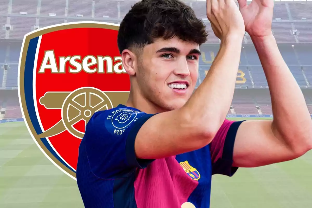 Un jugador de fútbol aplaudiendo con el logo del Arsenal de fondo.