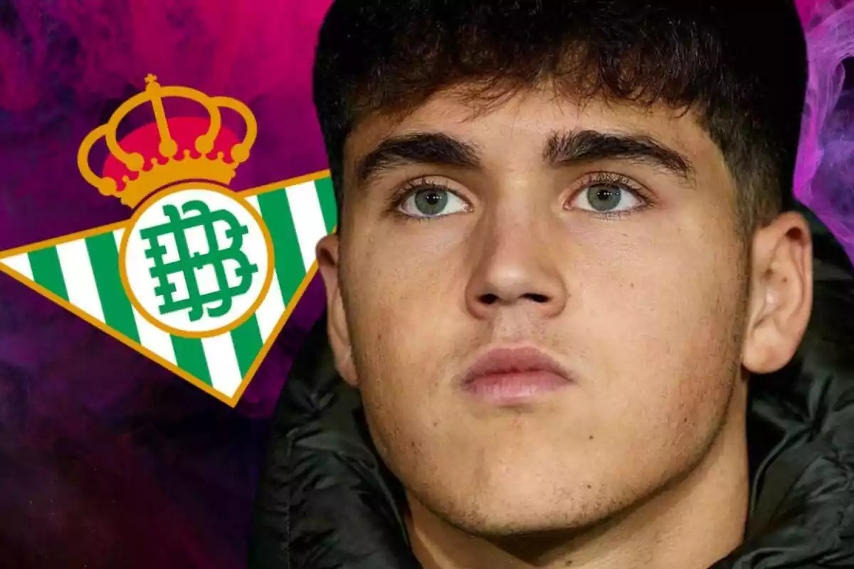 Pau Cubarsí mirant al capdavant del costat de l'escut del Betis