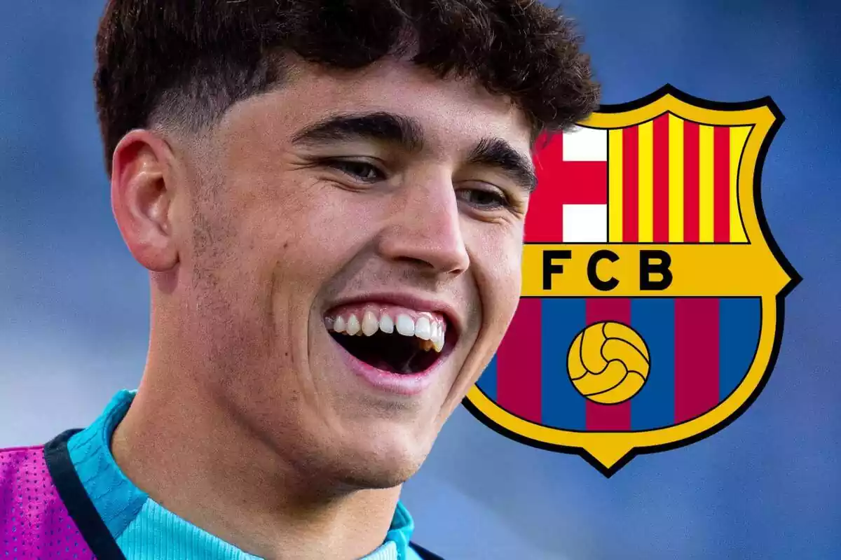 Pau Cubarsí amb un gran somriure al costat de l'escut del FC Barcelona