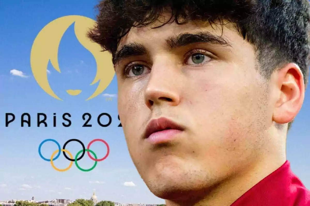 Un jove amb una samarreta vermella apareix en primer pla amb el logo dels Jocs Olímpics de París 2024 i els anells olímpics al fons.