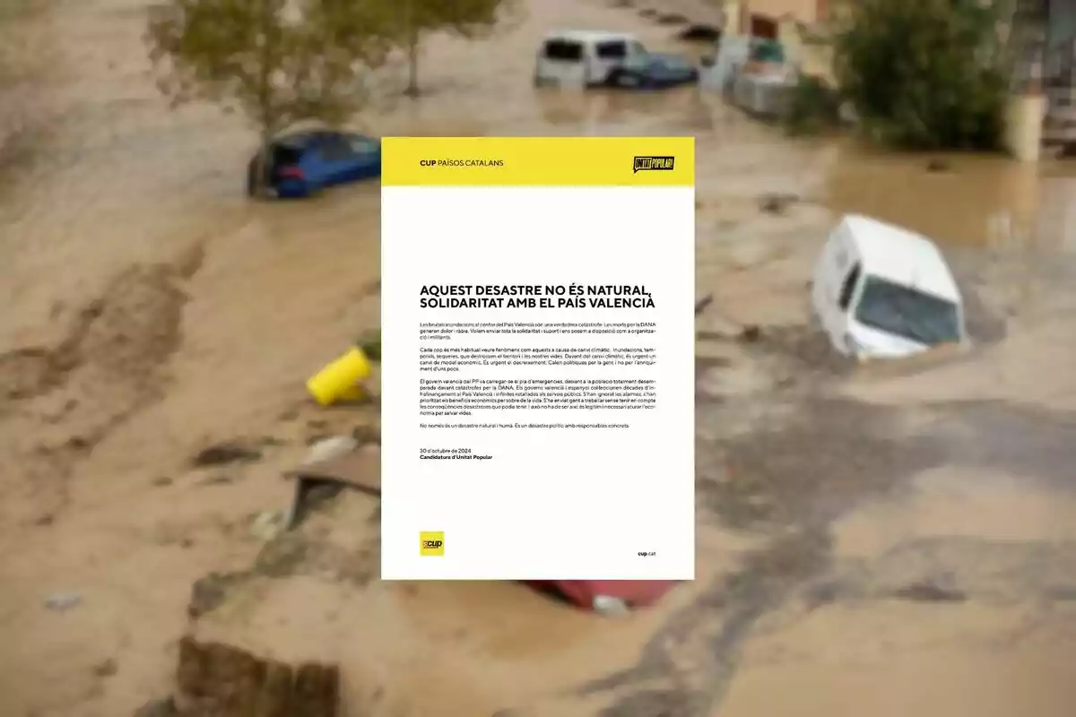 Una imatge mostra un document de la CUP Països Catalans amb el títol "Aquest desastre no és natural, solidaritat amb el País Valencià" sobre un fons d´inundació amb vehicles submergits en aigua.