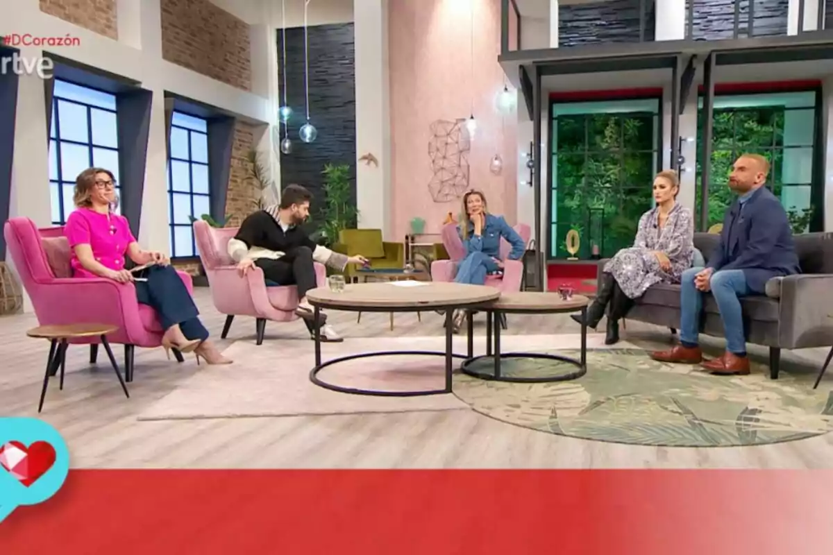 Un grup de persones assegudes en un plató de televisió modern amb decoració contemporània i colors càlids. Captura de 'D Corazón'. Un grup de persones assegudes en un plató de televisió modern amb decoració contemporània i colors càlids. Captura de 'D Corazón'.