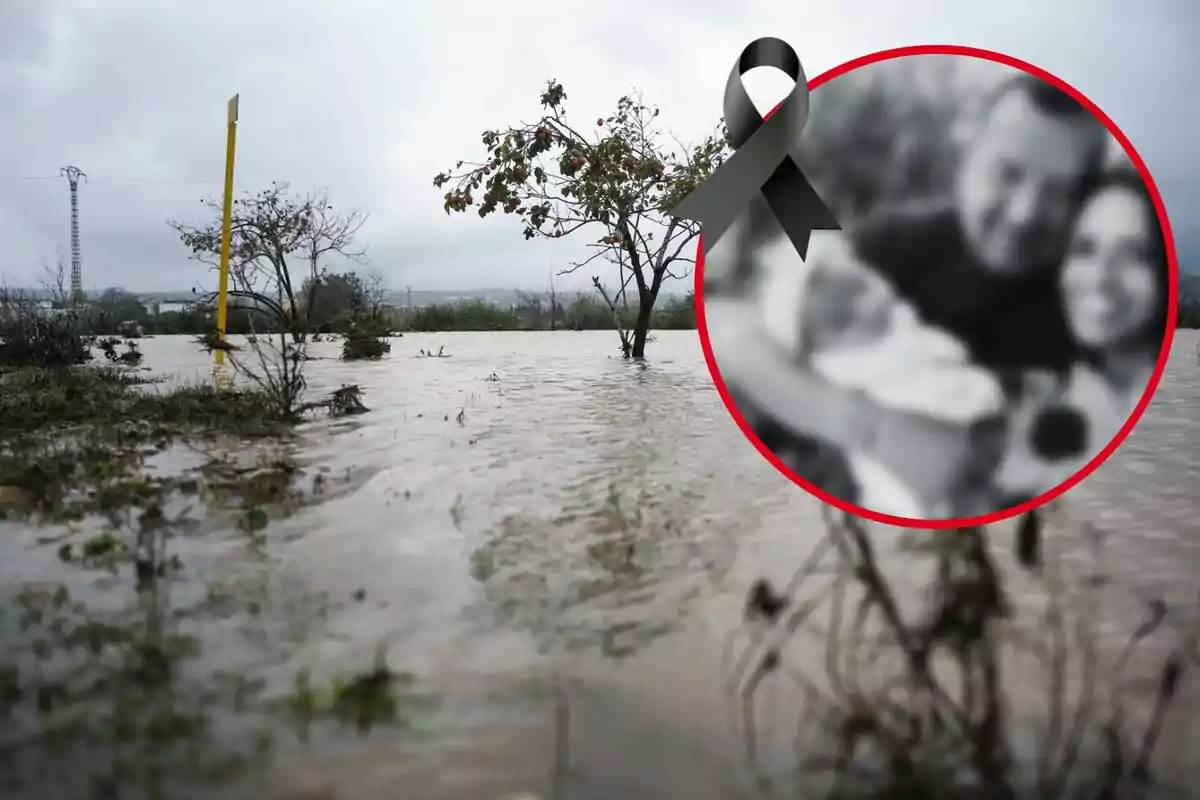 Inundació en un camp amb arbres i un llaç negre en un requadre que conté una borrosa imatge d'una família.