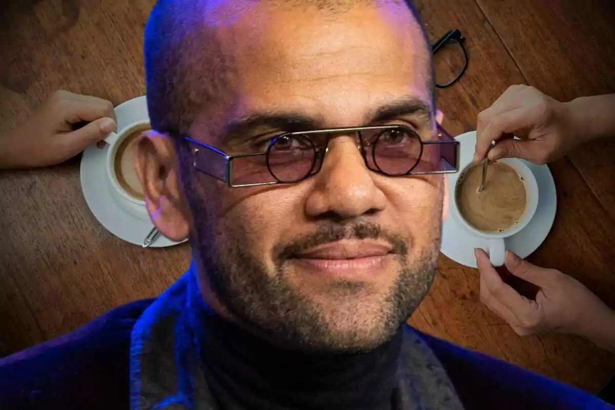 Dani Alves amb unes ulleres davant una imatge de dues tasses de cafè