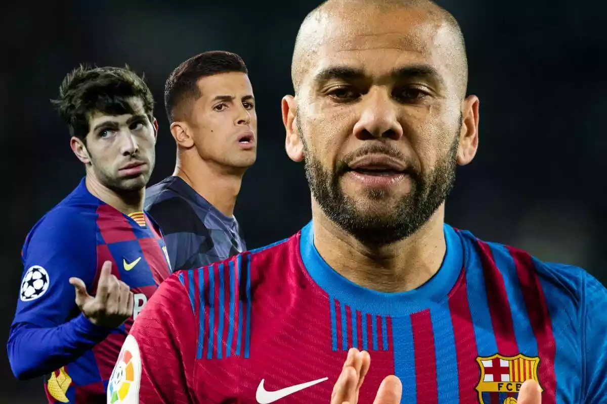 Dani Alves en primer pla aplaudint amb Sergi Roberto i Joao Cancelo al fons amb cara de preocupació