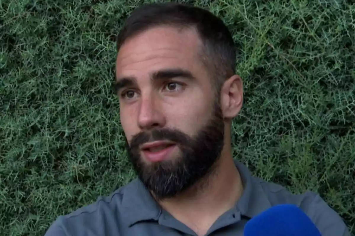 Dani Carvajal parlant amb un pol gris