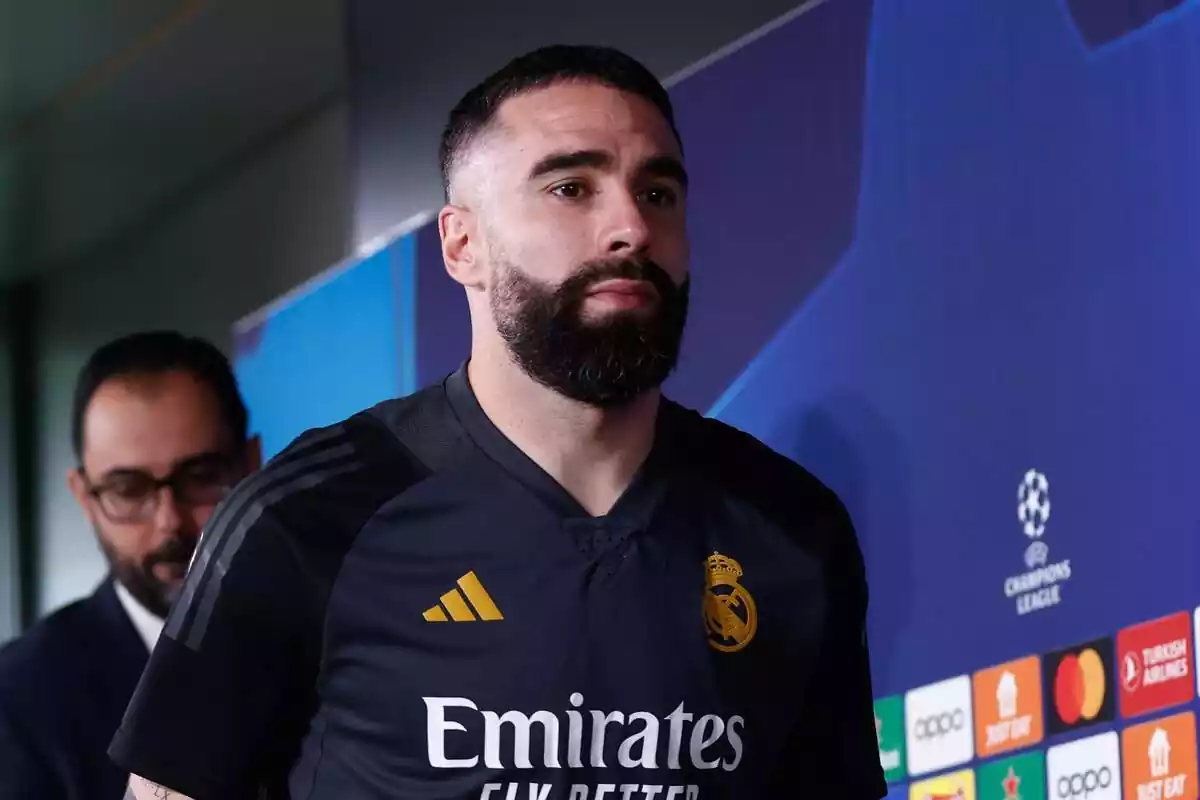 Dani Carvajal arribant a la sala de premsa per atendre els mitjans