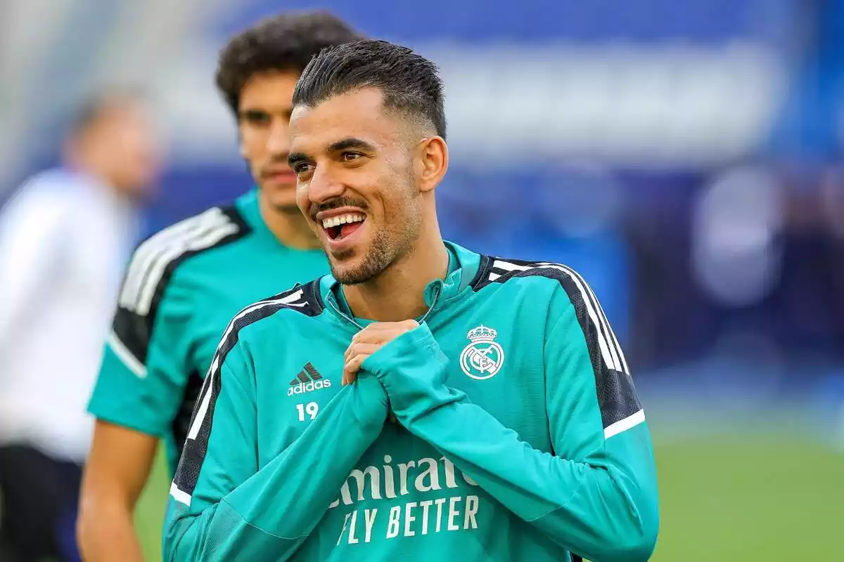 Dani Ceballos amb les mans juntes davant de la cara i un gran somriure