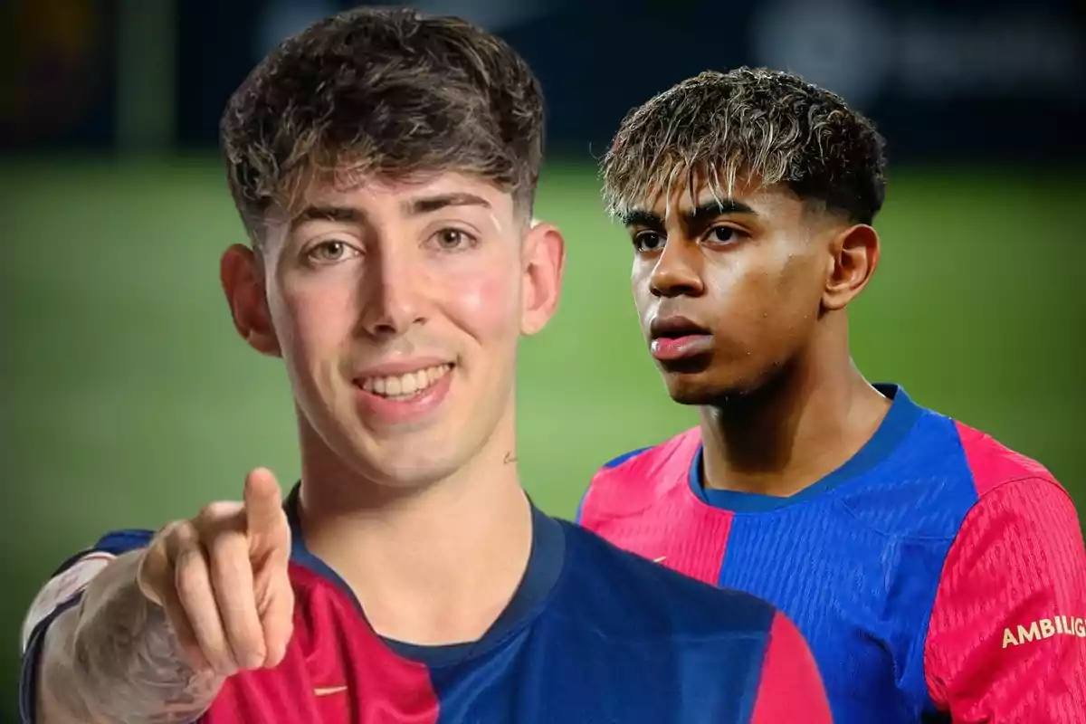 Dos jugadors de futbol amb samarretes blaves i vermelles, un d'ells assenyalant cap endavant i l'altre mirant cap a un costat.