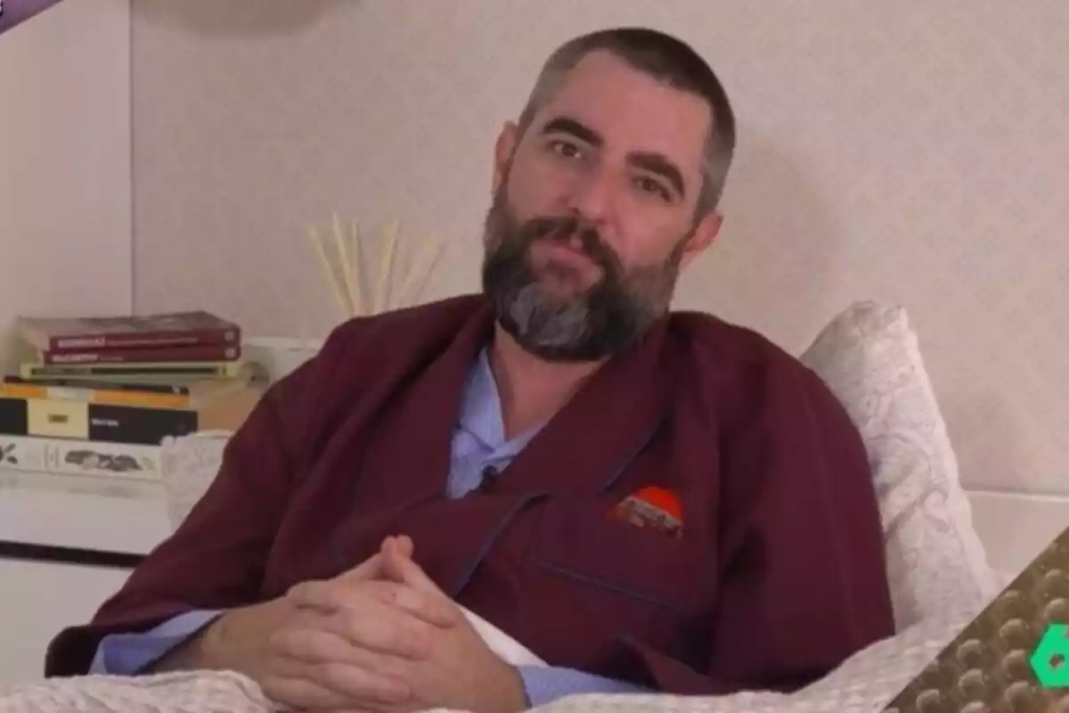 Captura de Dani Mateo en la cama de su habitación durante una conexión en El Intermedio de laSexta