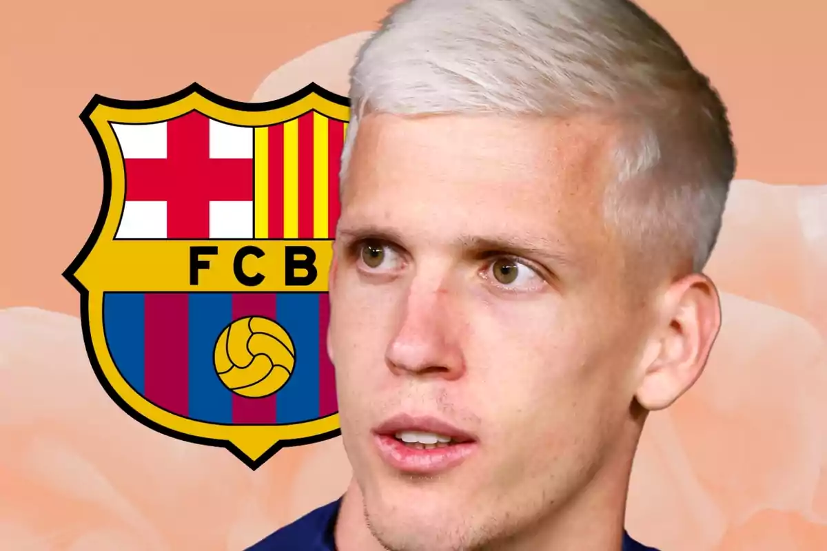 Un hombre de cabello rubio claro frente al escudo del FC Barcelona.