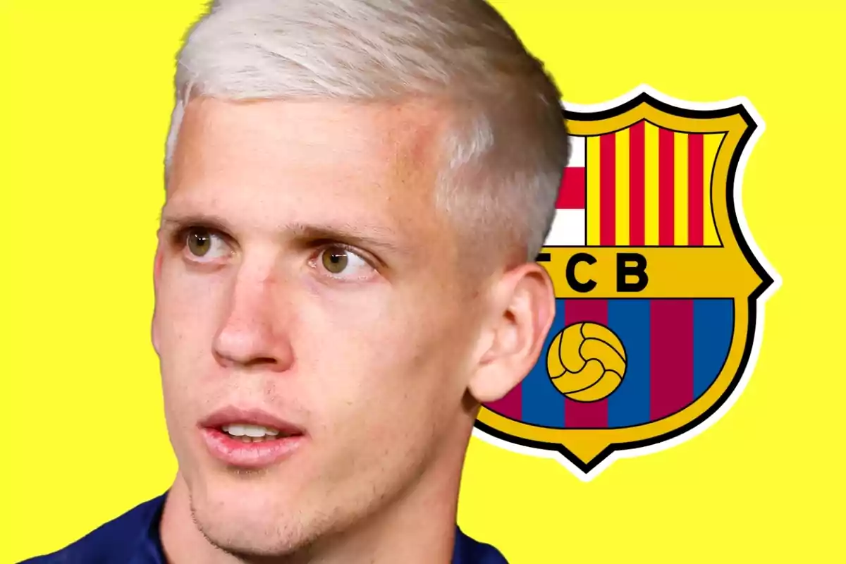 Un hombre de cabello rubio claro frente al escudo del FC Barcelona con un fondo amarillo.