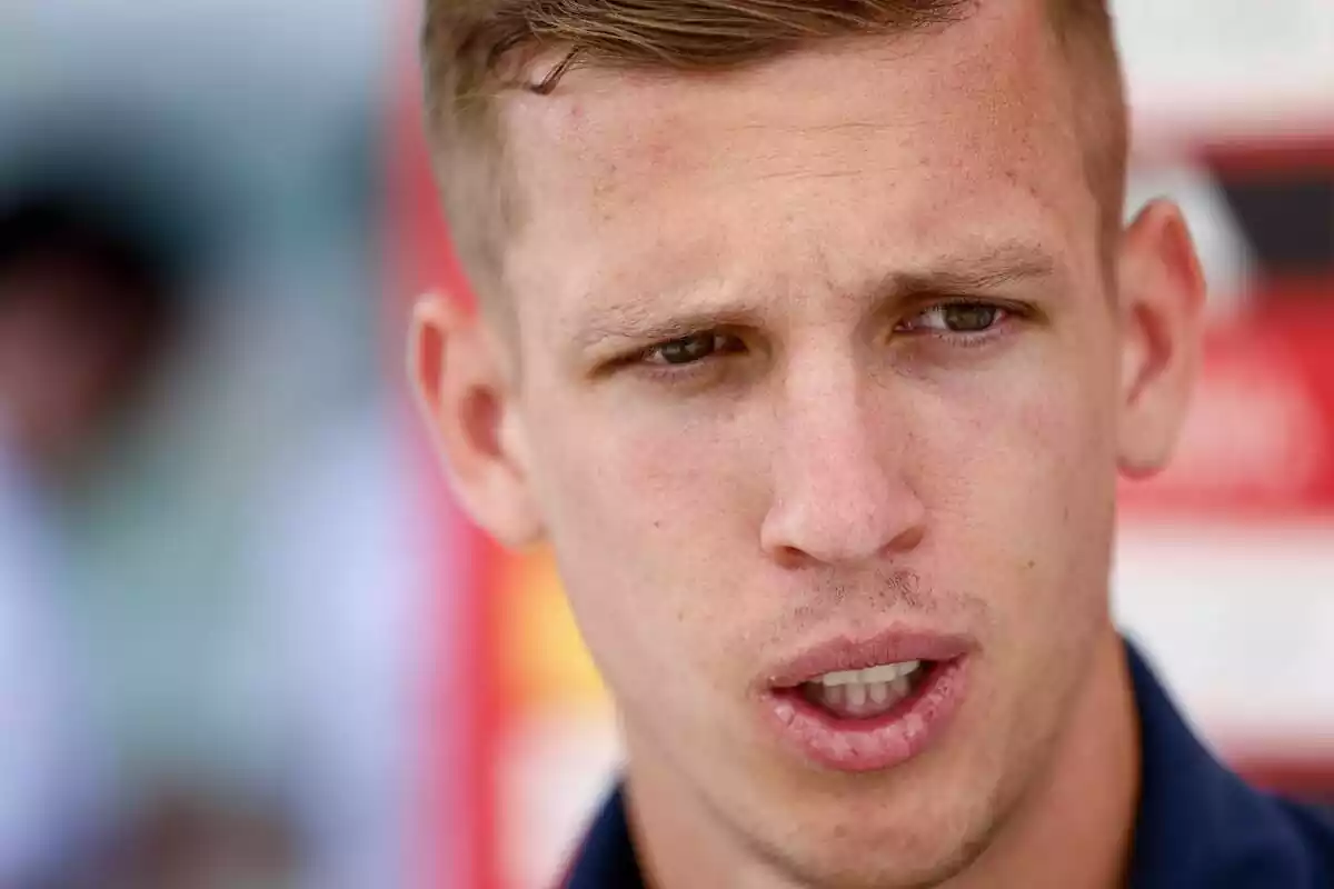 Dani Olmo mirant alguna cosa amb cara estranyada