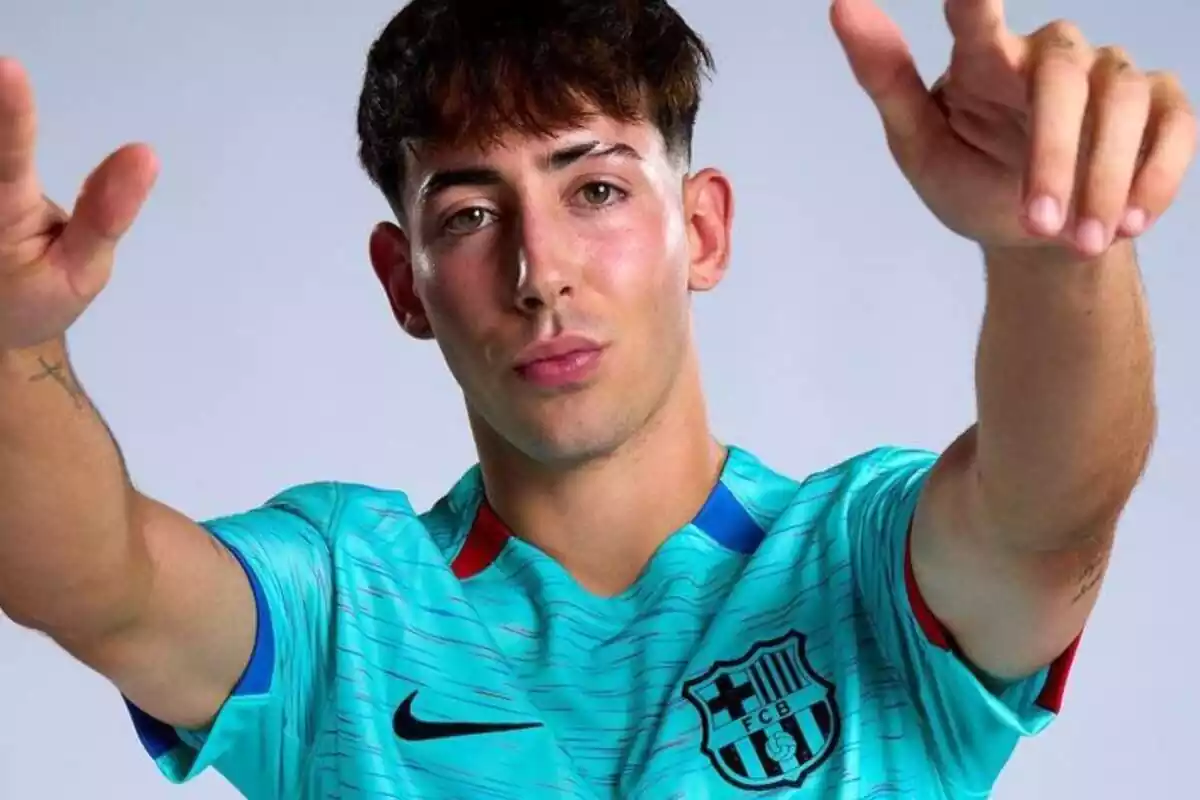 Dani Rodríguez mirant a càmera amb els braços aixecats i la samarreta del FC Barcelona