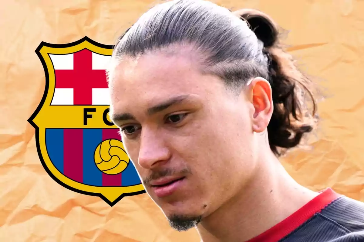 Un hombre con el cabello recogido aparece frente al escudo del FC Barcelona.