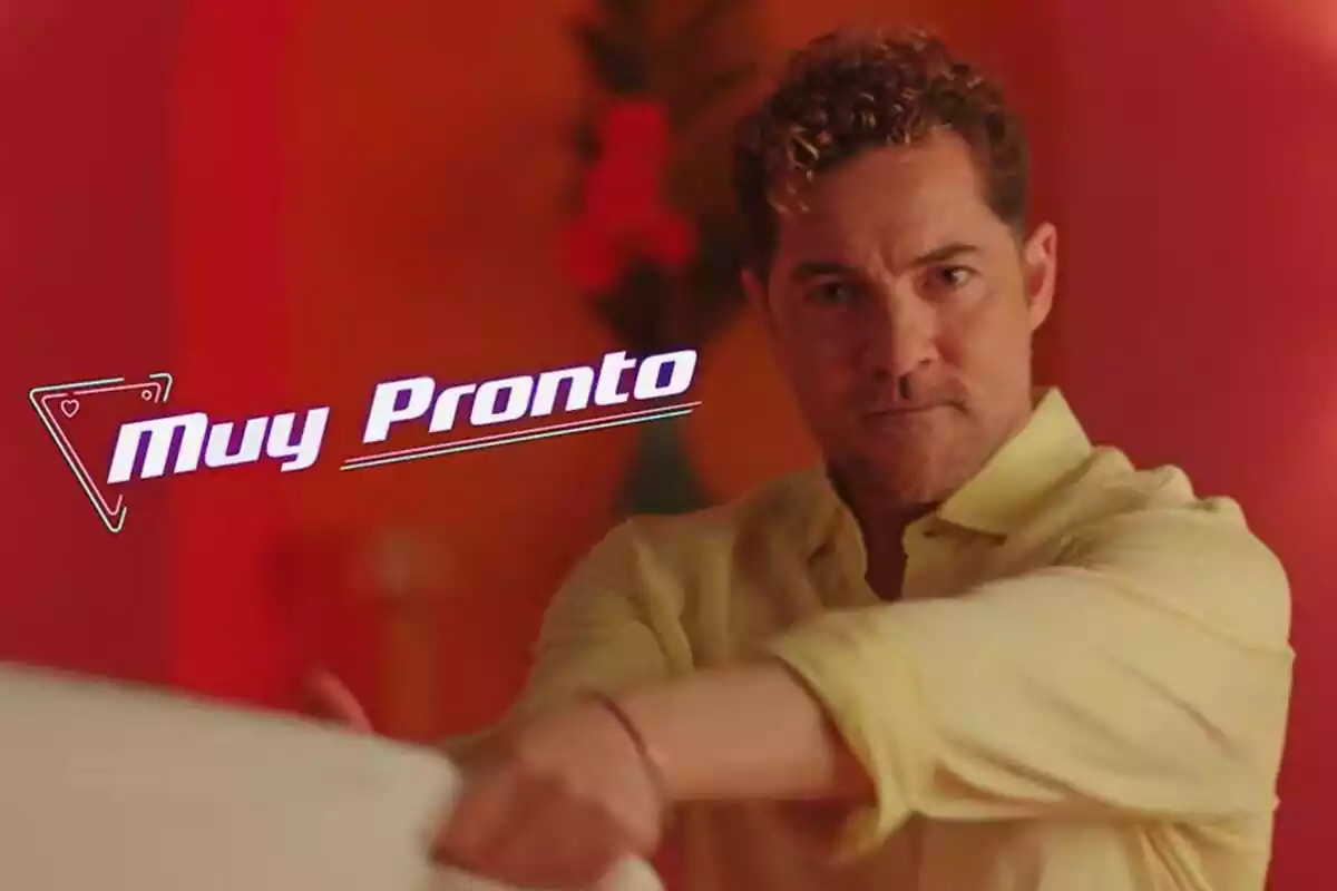 Captura de David Bisbal sujetando una almohada con un mensaje de muy pronto en la promo de La Voz Kids