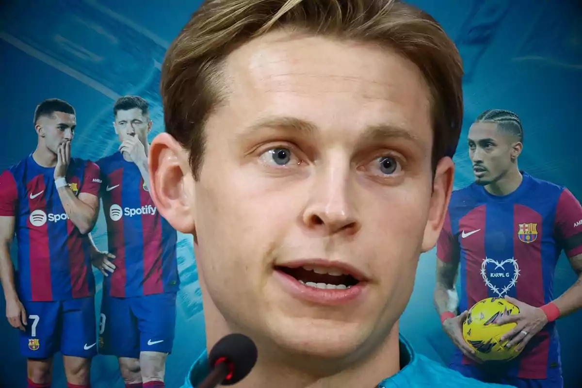 Un home parlant en una conferència de premsa amb un micròfon davant seu. Al fons, es veuen tres jugadors de futbol amb l'uniforme del FC Barcelona.