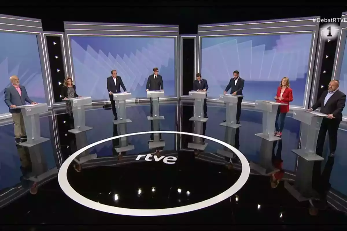 Pla general del plató de RTVE amb tots els 8 candidats als seus respectius faristols en el debat de televisió espanyola